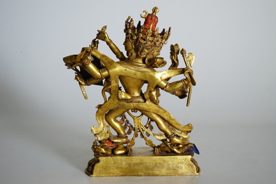 Een Sino-Tibetaanse vergulde bronzen figuur van Chakrasamvara, 17/18e eeuw